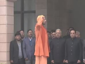 75वां गणतंत्र दिवस पर सीएम योगी ने फहराया तिरंगा