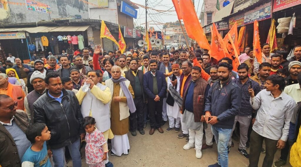 BALRAMPUR: पूजित अक्षत कलश की भव्य शोभा यात्रा: श्रद्धालुओं की भारी भीड़