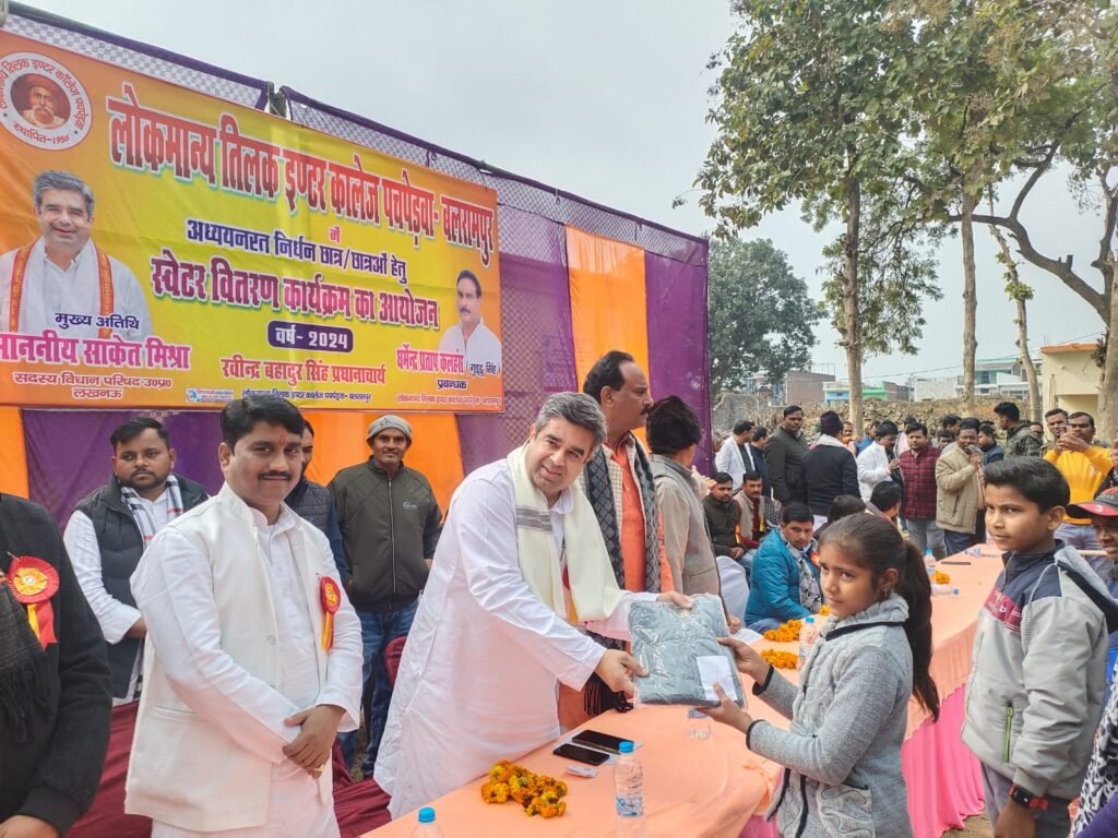 300 बच्चों को स्वेटर दिए