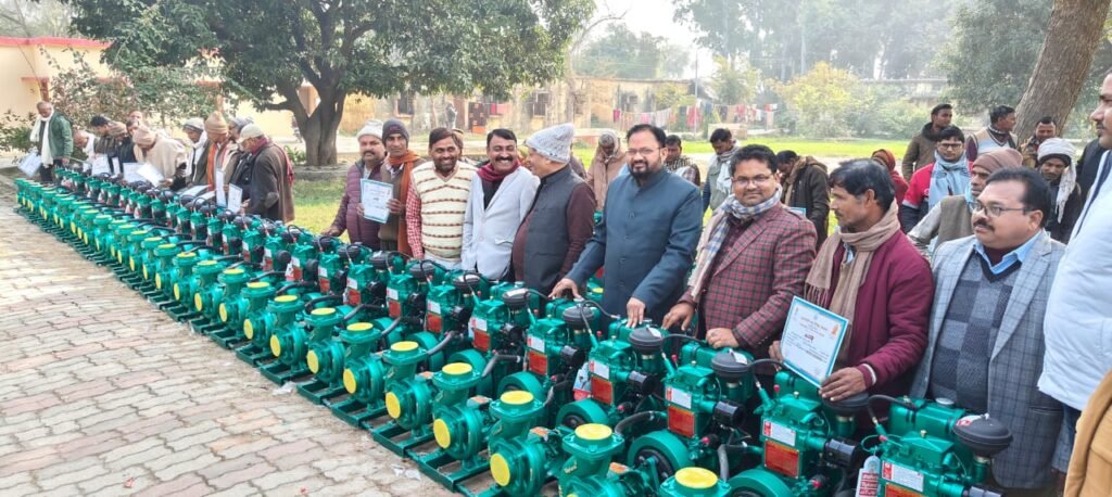 किसानों को पंपसेट और प्रमाण पत्र दिया