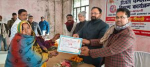 किसानों को पंपसेट और प्रमाण पत्र दिया