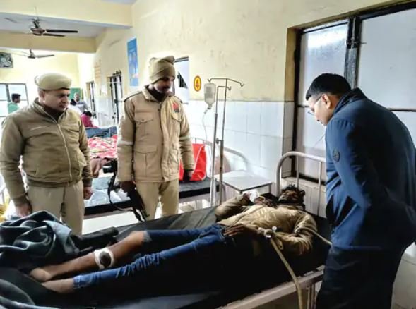 पूछताछ करते पुलिस अधिकारी