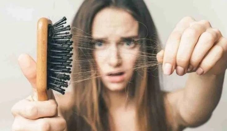 टूटते बालों से हैं परेशान, तो अपनाएं ये आसान घरेलू समाधान