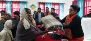 Bahraich: आधा दर्जन से अधिक ग्रामों के जरूरतमंदो को डीएम ने वितरित किया कम्बल