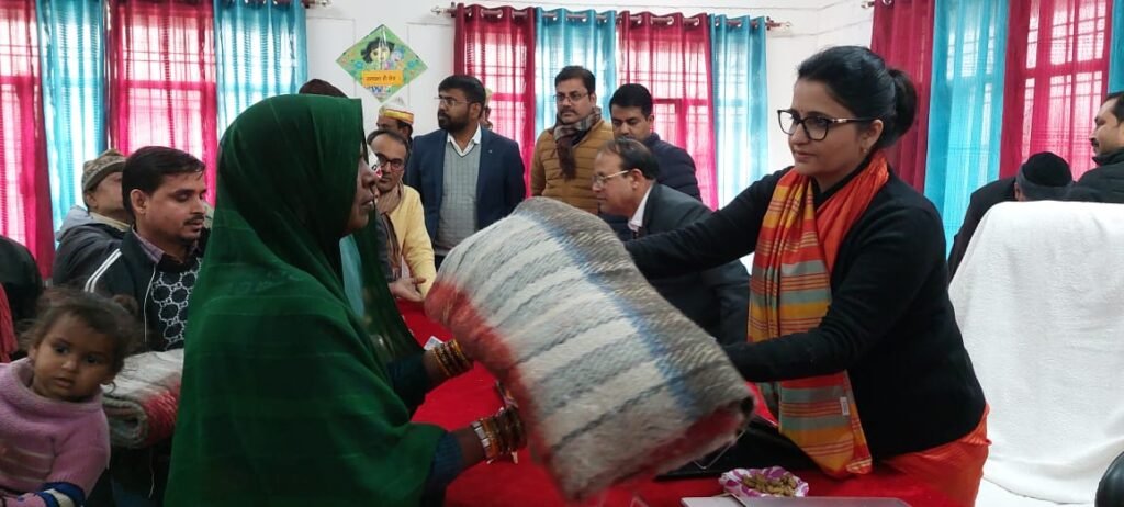 Bahraich: आधा दर्जन से अधिक ग्रामों के जरूरतमंदो को डीएम ने वितरित किया कम्बल