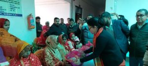 Bahraich: आधा दर्जन से अधिक ग्रामों के जरूरतमंदो को डीएम ने वितरित किया कम्बल