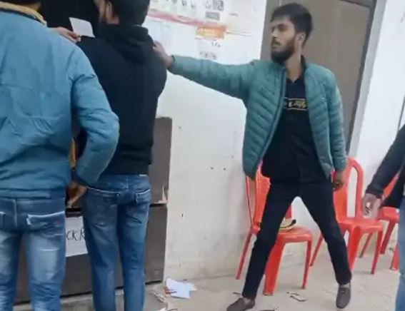 परीक्षा केंद्र में कटवाए गए कलावे