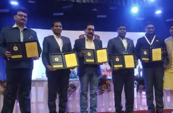 विद्या विभूति सम्मान दिया गया