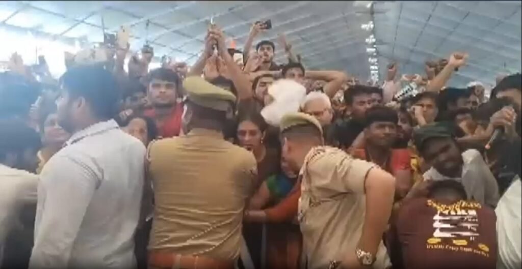 बागेश्वर वाले धीरेंद्र शास्त्री के दरबार में भगदड़, पुलिस और बाउंसरों की पब्लिक से धक्का-मुक्की