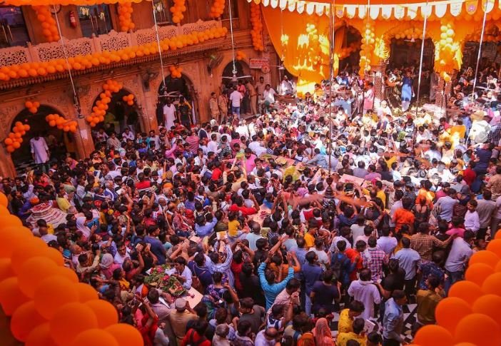 मथुरा में बांके बिहारी मंदिर में भीड़