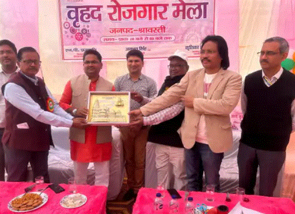 नृपेंद्र मिश्रा के बेटे हैं साकेत मिश्रा