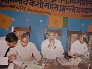 गुजरात में मुख्यमंत्री बनने से पहले नरेंद्र मोदी बलरामपुर आए थे। बगल में दुलीचंद जैन और उनके बेटे महेंद्र जैन बैठे हुए हैं।