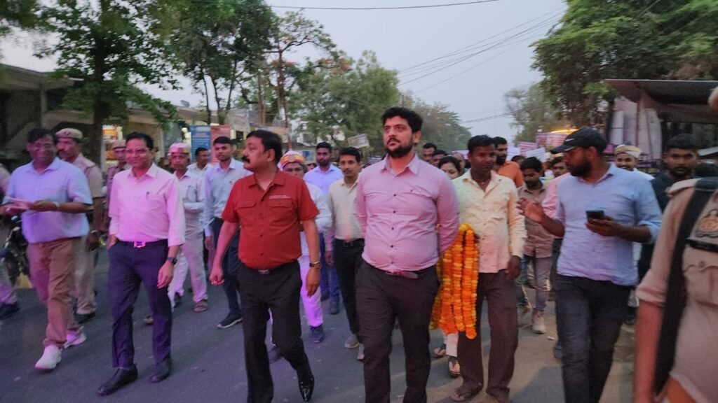 मतदान में प्रतिभाग करने के लिए जिला निर्वाचन अधिकारियों की पैदल मार्च की अपील