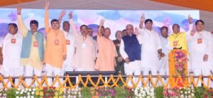 हमलावर रहे योगी, बोले-बेशर्मी से बेशर्म का समर्थन कर रहे थे सपा मुखिया