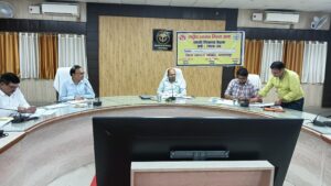 डीएम ने जनपद में स्वास्थ्य योजनाओं की समीक्षा की, अवैध नर्सिंग होम पर सख्त निर्देश