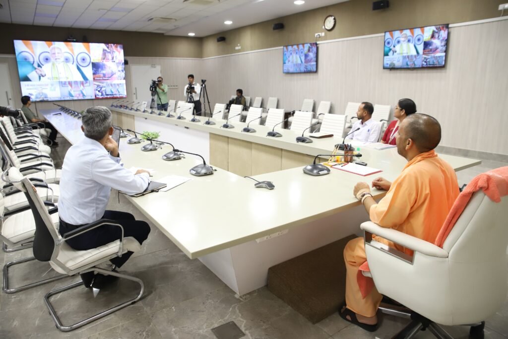 प्रधानमंत्री मोदी ने उत्तर प्रदेश को दी वंदे भारत एक्सप्रेस की सौगात: मेरठ-लखनऊ रूट शामिल