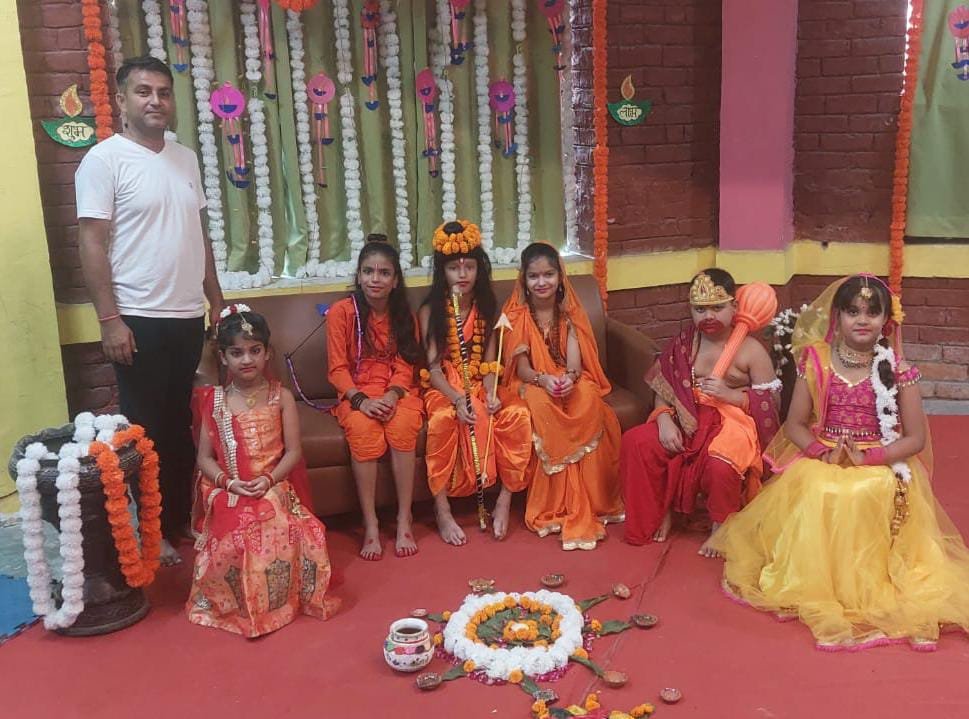 बच्चों ने राम दरबार की झांकी से बांधा समां