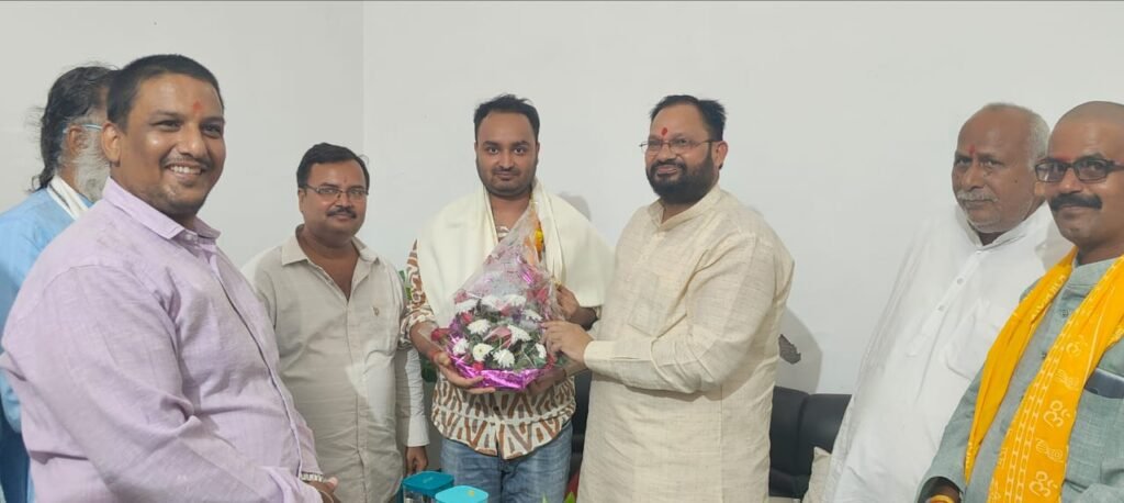 पूर्व सांसद दद्दन मिश्रा ने किया सम्मानित