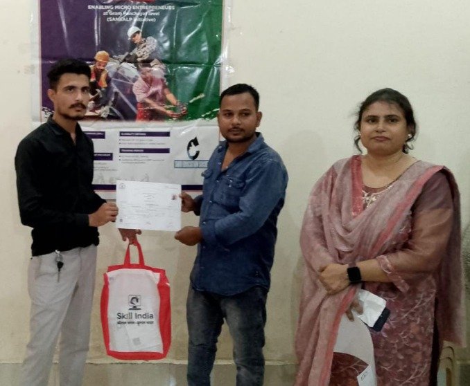 प्रशिक्षुओं को मिले प्रमाण पत्र और टूलकिट