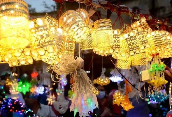 विदेशी झालरों से पटी बाजार