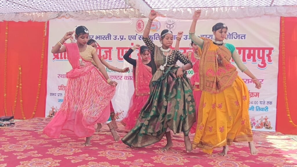 प्रतिभागी छात्रों और कलाकारों का सम्मान