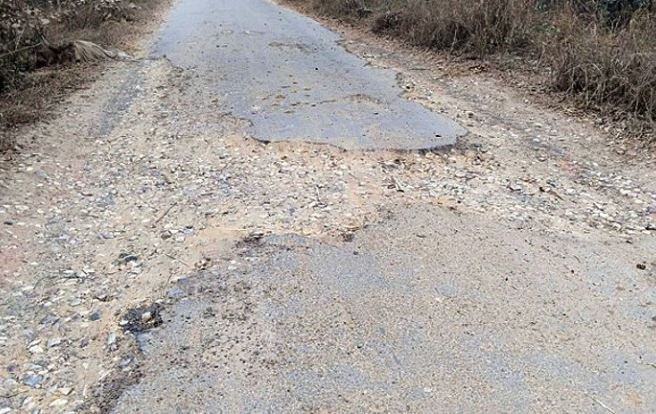 ग्रामीणों और राहगीरों की जिंदगी खतरे में