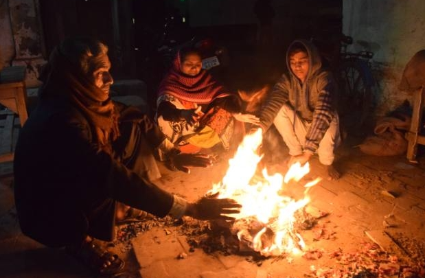 ठंड से बेहाल लोग, अलाव और कंबल वितरण नदारद