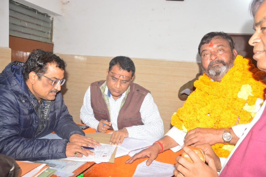 सपा प्रत्याशी रायसाहब सिंह ने किया नामांकन