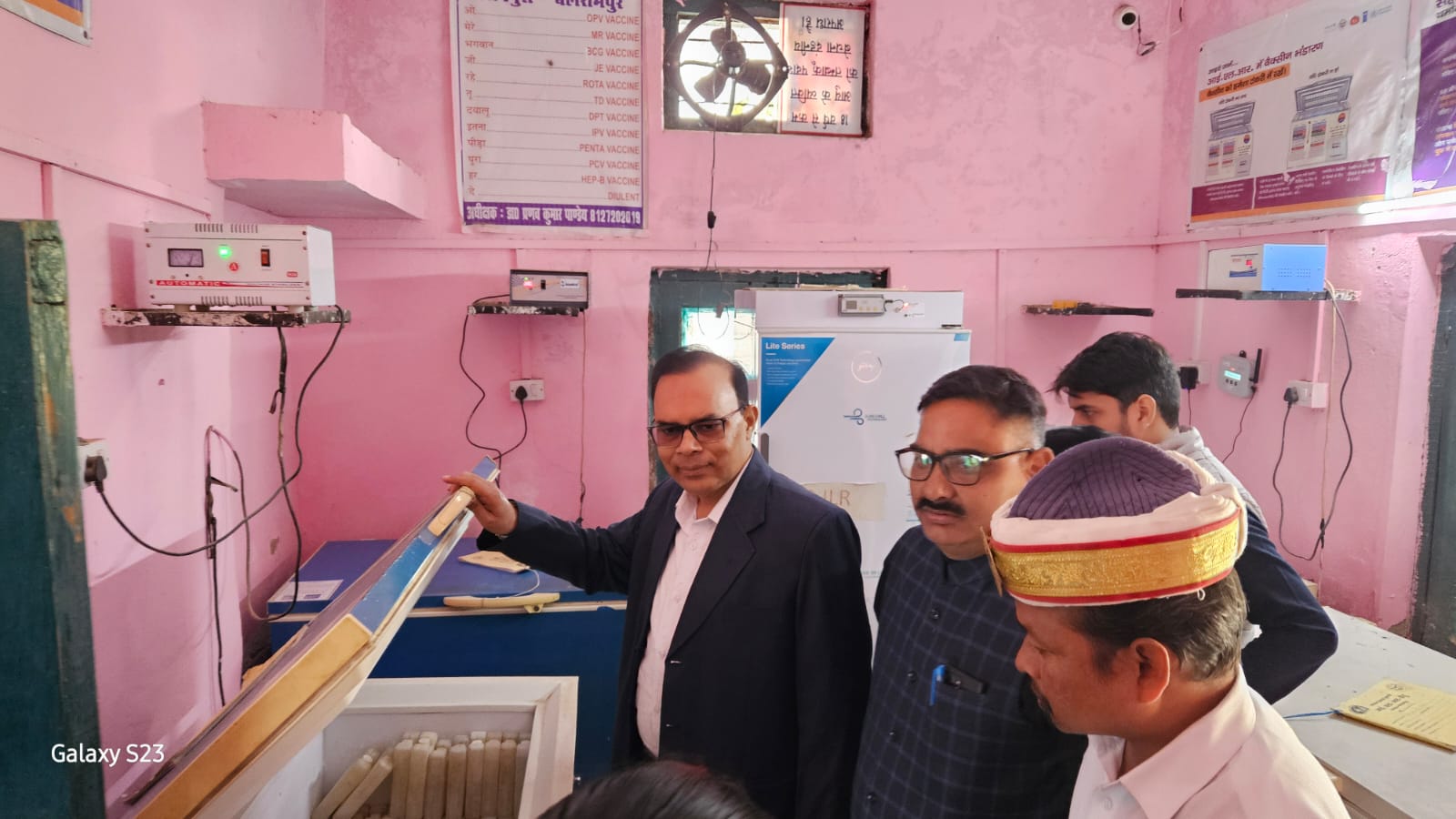 कर्मचारियों की अनुपस्थिति जताई नाराजगी
