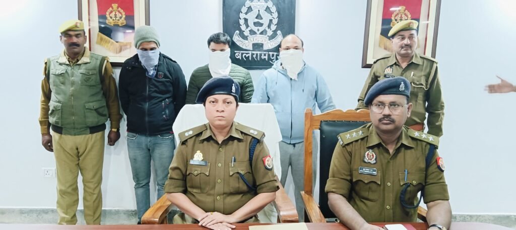 बैंक प्रबंधक समेत तीन गिरफ्तार