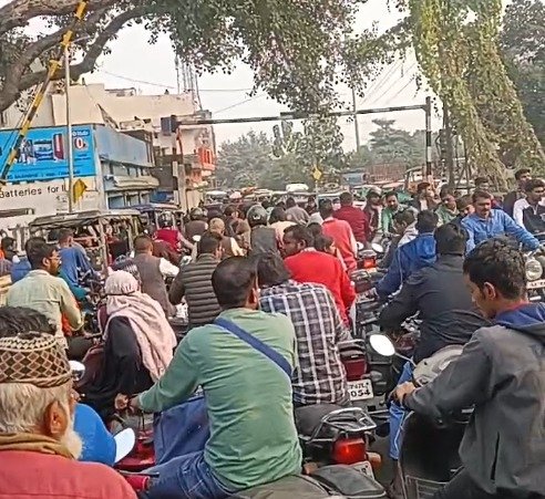 चौराहों पर बिगड़ रही स्थिति