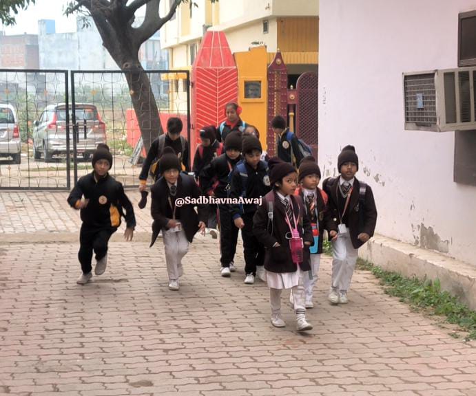 स्कूल की छुट्टी के बाद स्कूल वाहन की ओर जाते बच्चे