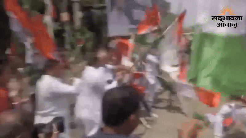 कांग्रेस ऑफिस के गेट पर लात और डंडों से हमला करते BJP कार्यकर्ता