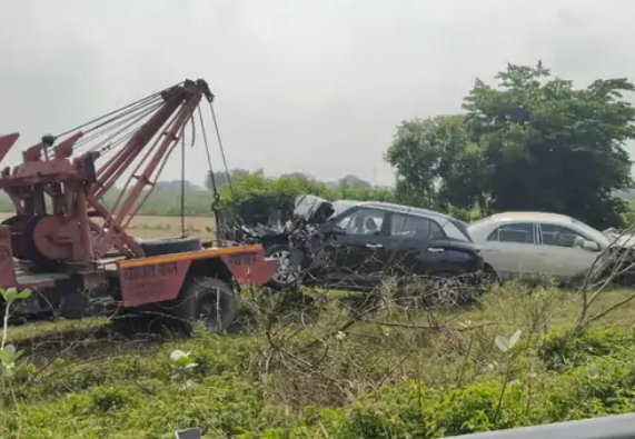 हादसे के बाद पुलिस ने क्रेन बुलवाकर कार को सड़क से हटवाया