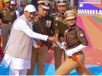 कारागार मंत्री ने सलामी लिया