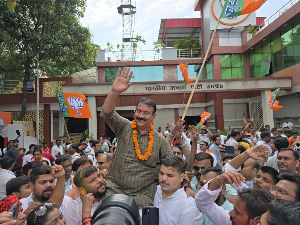 भाजपा प्रदेश कार्यालय में कार्यकर्ताओं और नेताओं की भारी भीड़ है।