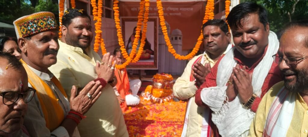 पुष्पवर्षा से हुआ गुरु रविदास कलश यात्रा का स्वागत