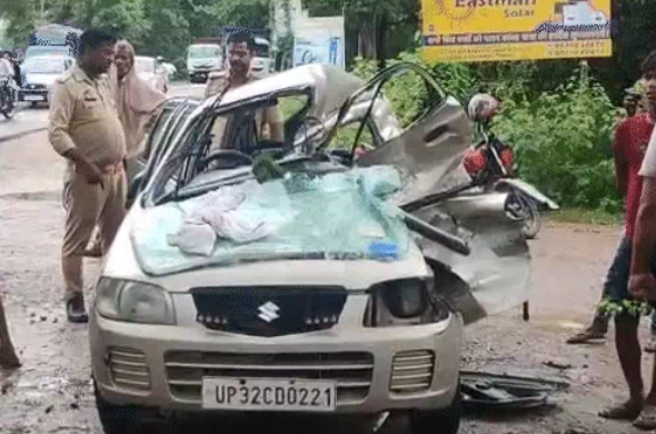 टक्कर के बाद कार के उड़े परखच्चे, दरवाजे तोड़कर निकाले गए शव