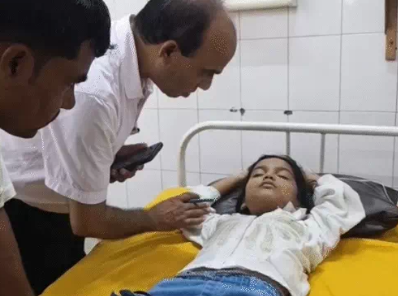 बच्ची का हाल जानने पहुंचे सीएमओ, स्वास्थ्य अधिकारियों ने ली जानकारी
